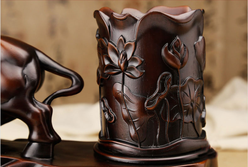 筆筒成聚財(cái)之狀，寓意財(cái)源滾滾而來