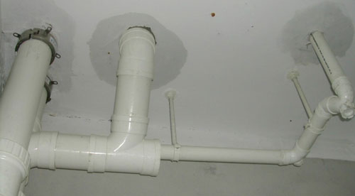 檢查衛生間是否滲水