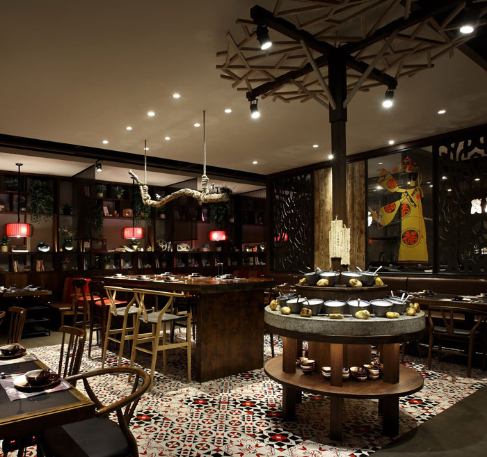 沉穩(wěn)、古樸、自然、寧靜的火鍋店擺放區(qū)域方案設(shè)計效果圖